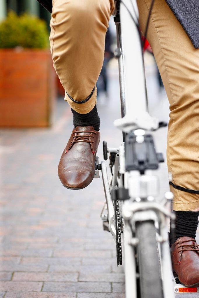 Clip vs clipless pedals for commuting.